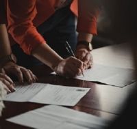 Comment corriger une erreur sur des documents juridiques français